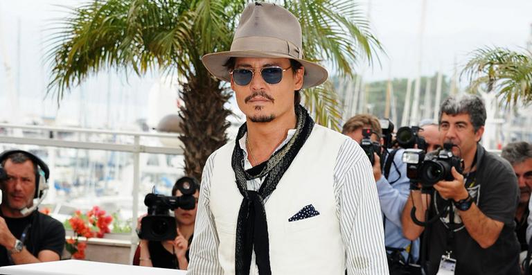 Johnny Depp dá gargalhada histérica durante pane de seu jatinho