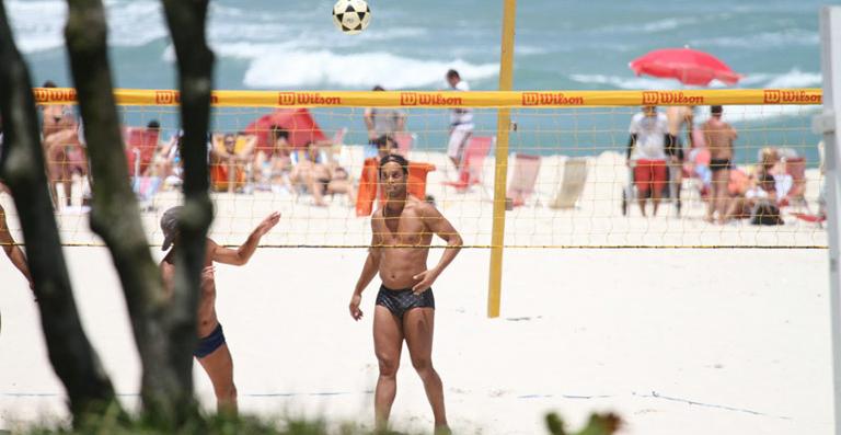 Ronaldinho Gaúcho joga futevôlei com os amigos no Rio de Janeiro