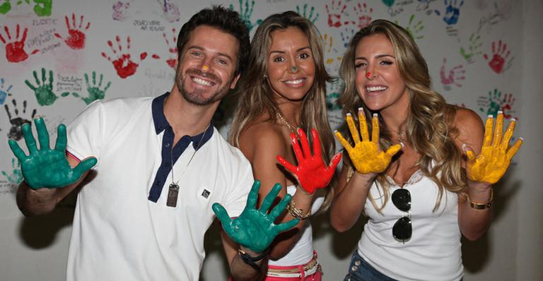 Ex-‘peões’ Joana Machado, Marlon e Renata Banhara visitam crianças com câncer