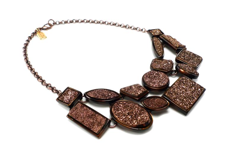 Colar de metal com drusas Fabrizio Giannone, tel.: (11) 3062-2004, www.fabriziogiannone.com.br