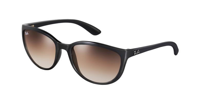 Óculos com armação de acetato Ray-Ban para Luxottica, tel.: (11) 4003-8225, www.luxottica.com