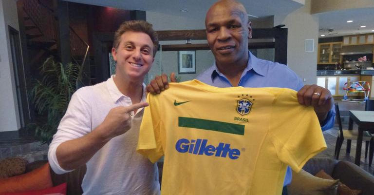 Luciano Huck presenteia Mike Tyson com camisa da Seleção