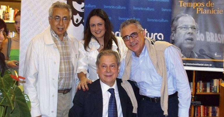 O ex-ministro José Dirceu lança coletânea de artigos em São Paulo