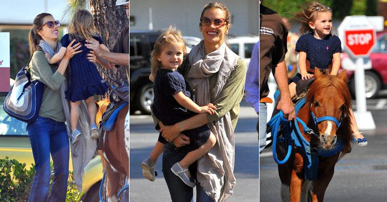 Alessandra Ambrosio leva pequena Anja para passear de pônei