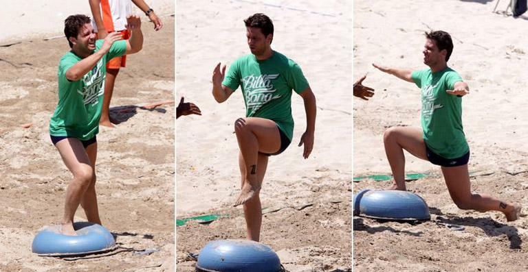 Mario Frias faz exercícios na praia da Barra da Tijuca