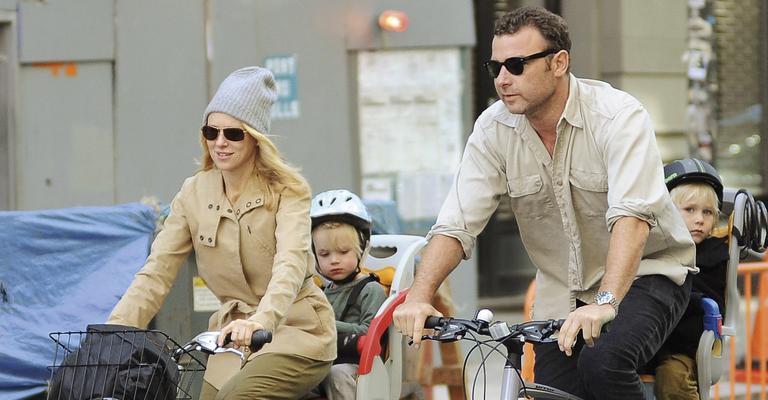 Pedaladas de Naomi Watts com sua família