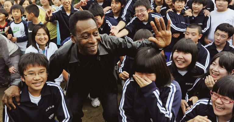 Pelé visita região acometida por Tsunami no Japão