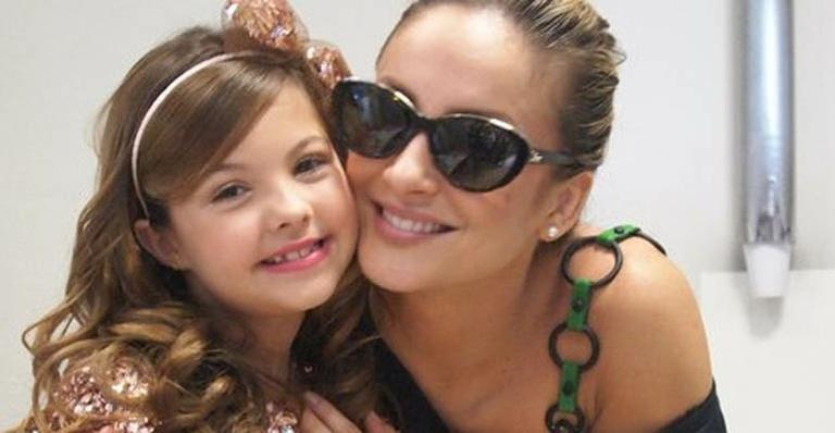 Pela primeira vez, atriz mirim Julia Gomes tieta Claudia Leitte
