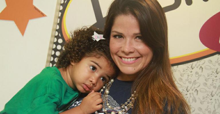 Samara Felippo desfila com a filha, Alicia, em evento no Rio de Janeiro
