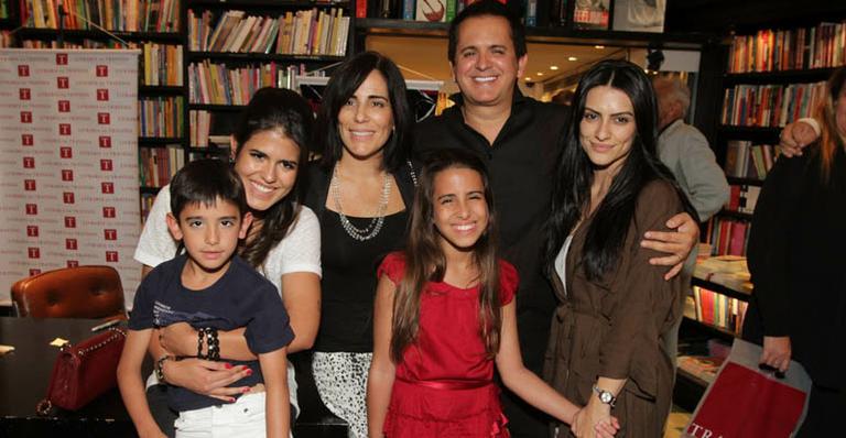 Ao lado da família, Orlando Morais lança seu novo DVD, ‘Sete Vidas’