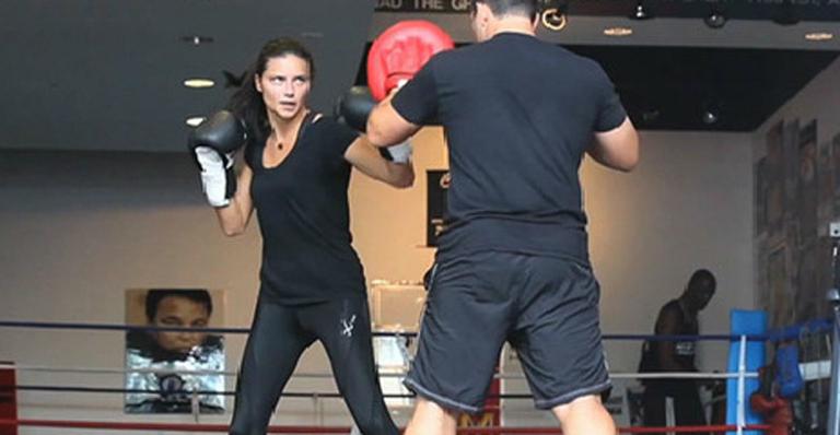 Adriana Lima treina boxe em prol da boa forma
