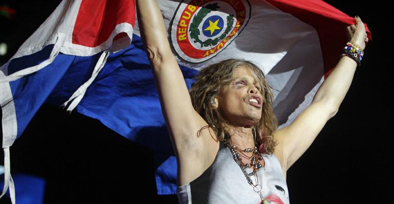 Mesmo machucado, Steven Tyler se apresenta no Paraguai