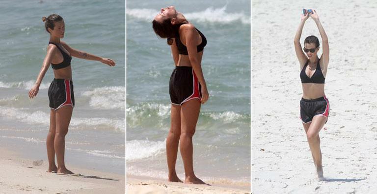 Juliana Didone se alonga na praia da Barra da Tijuca