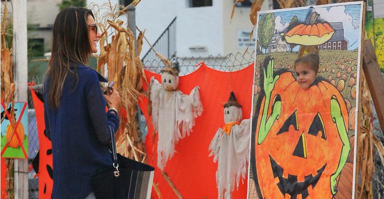 Alessandra Ambrosio ‘brinca de Halloween’ com a filha Anja