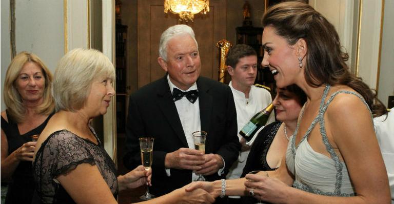 Kate Middleton aceita substituir o sogro em jantar beneficente e faz bonito