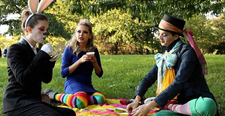Louise D’Tuani estrela curta inspirado em ‘Alice no País das Maravilhas’, em Nova York