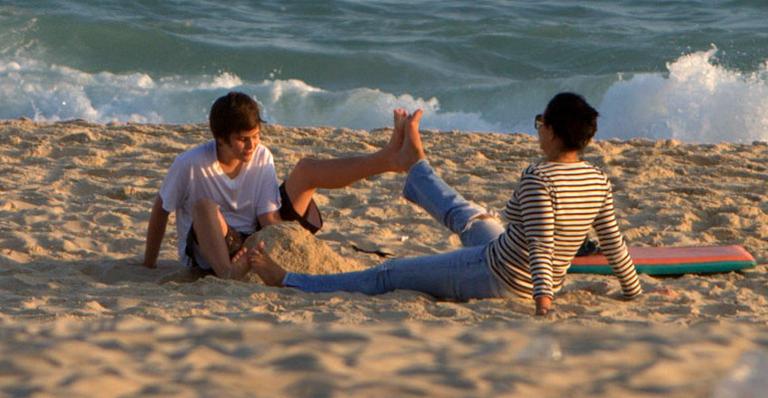 Luiza Brunet se diverte em dia na praia com o filho Antônio