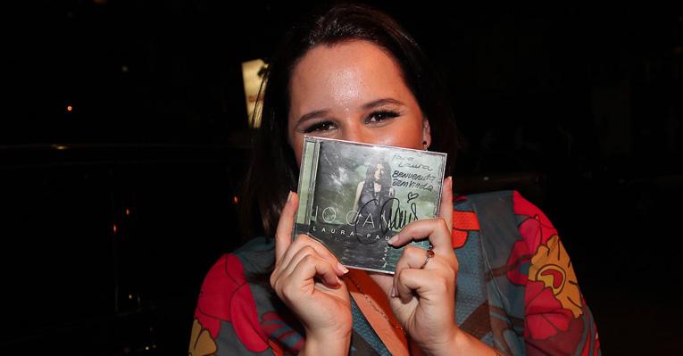 Mariana Belém contente com CD autografado de Laura Pausini