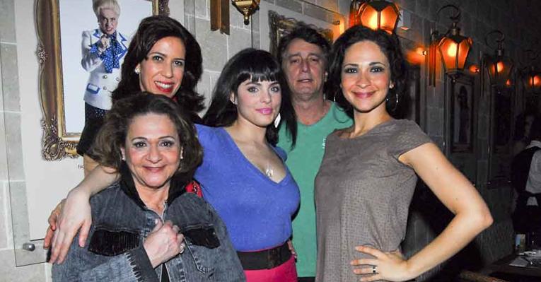 Elenco de ‘As Bruxas de Eastwick’ vai à exposição do musical em SP