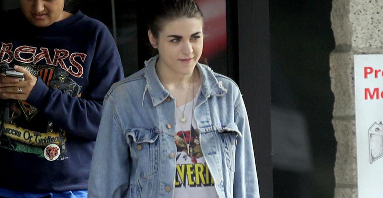 Frances Bean Cobain, filha de Kurt Cobain, fica noiva de músico que lembra o pai