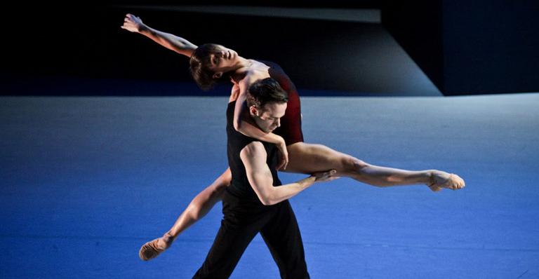 Artistas brasileiros e mônacos se encontram no teatro em espetáculo com coreografia de Ramon Reis