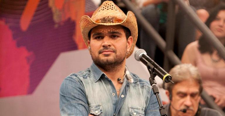 O sertanejo Luciano deixou hospital em que estava internado; cantor está indo para SP