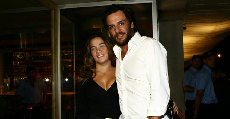 Rodrigo Lombardi e elenco assistem juntos ao último capítulo de ‘O Astro’