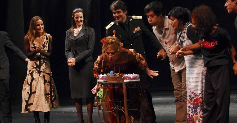 Glória Menezes celebra os 4 anos do espetáculo ‘Ensina-me a Viver’