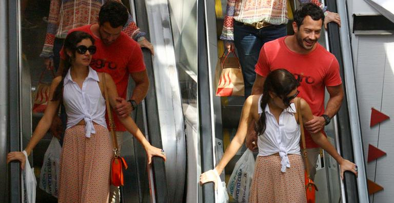 Passeio romântico de Malvino Salvador e sua amada Sophie Charlotte em shopping do Rio