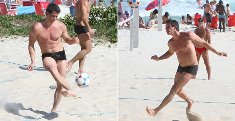 Marcio Garcia mostra habilidades no futevôlei em jogo assistido pela mulher,  Andrea