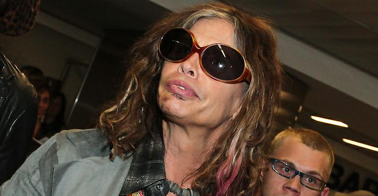 Steven Tyler recebe críticas por ousar ao cantar hino nacional norte-americano