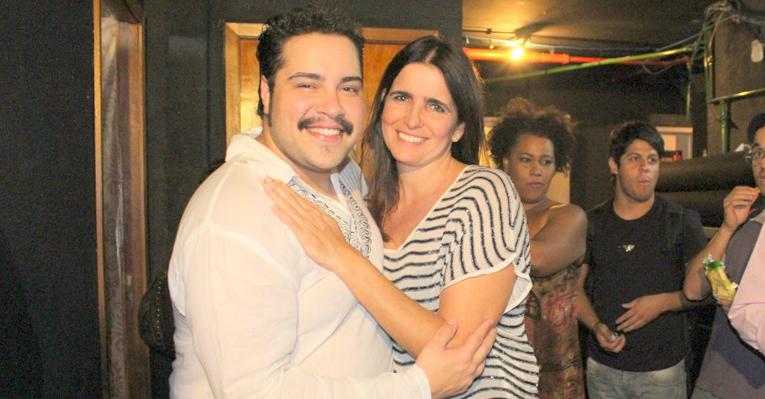 Malu Mader posa com Tiago Abravanel após conferir musical sobre Tim Maia