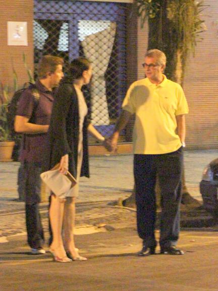 Lilia Cabral janta com o marido e o ator Edson Celulari no Rio
