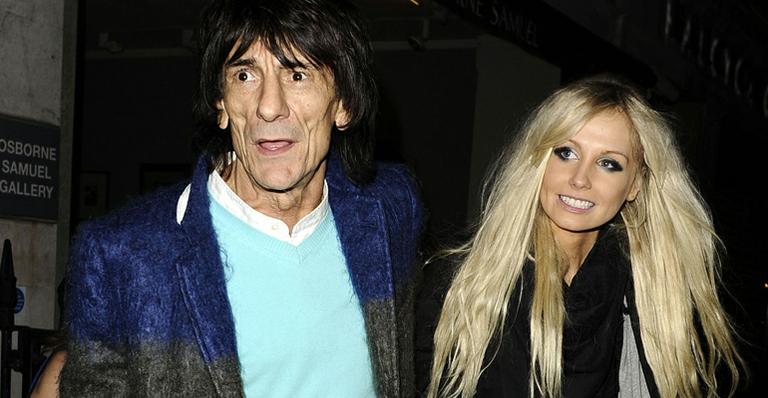 Novo casal Ronnie Wood e Nicola Sargent aprecia a arte em Londres