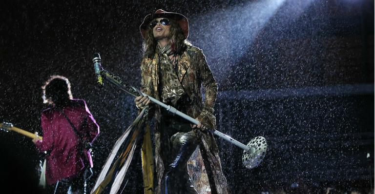 Sob chuva, Aerosmith faz show em São Paulo