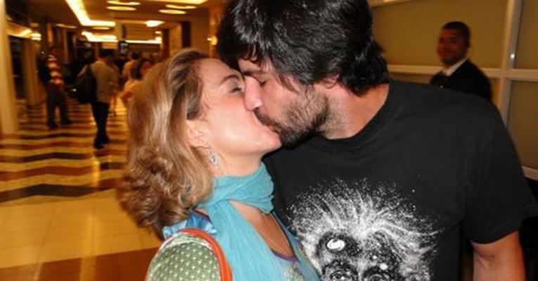 O novo casal Cissa Guimarães  e Markos Roza exibem beijo apaixonado