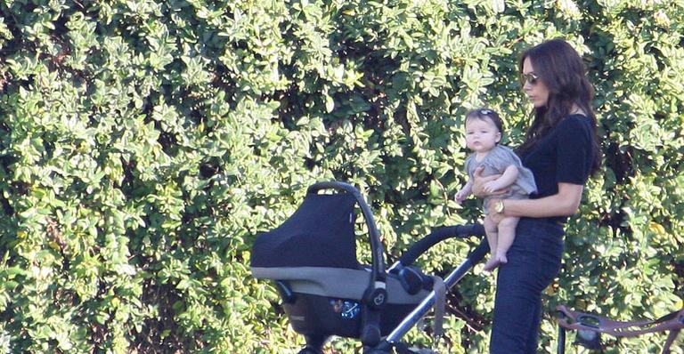 Victoria Beckham leva Harper Seven ao jogo do seus irmãos