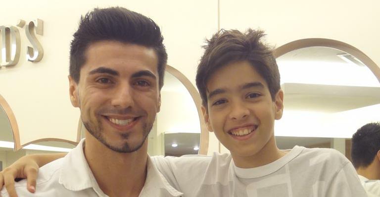 Matheus Costa renova o visual durante suas férias