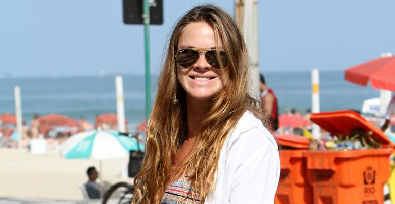 Letícia Birkheuer passa dia na praia com o filho