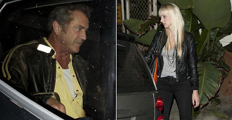 Mel Gibson janta com loira misteriosa em Malibu