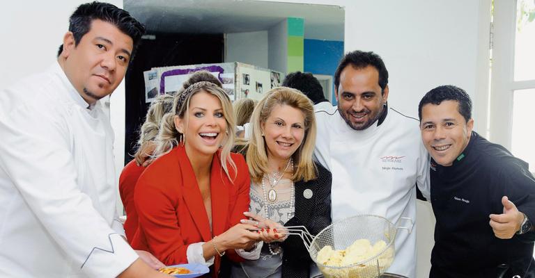 Karina Bacchi premia crianças de ONG em almoço