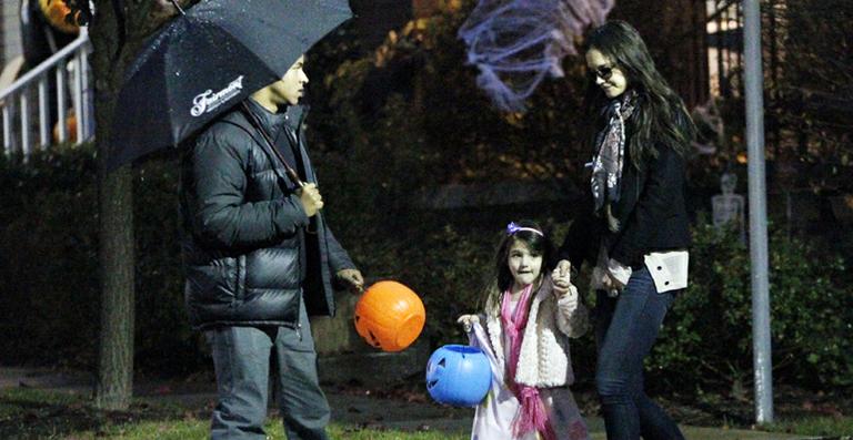 Suri Cruise pede ‘gostosuras ou travessuras’ na vizinhança