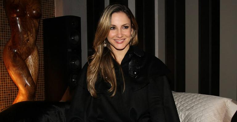 Claudia Leitte chora a morte de sua avó nesta terça-feira