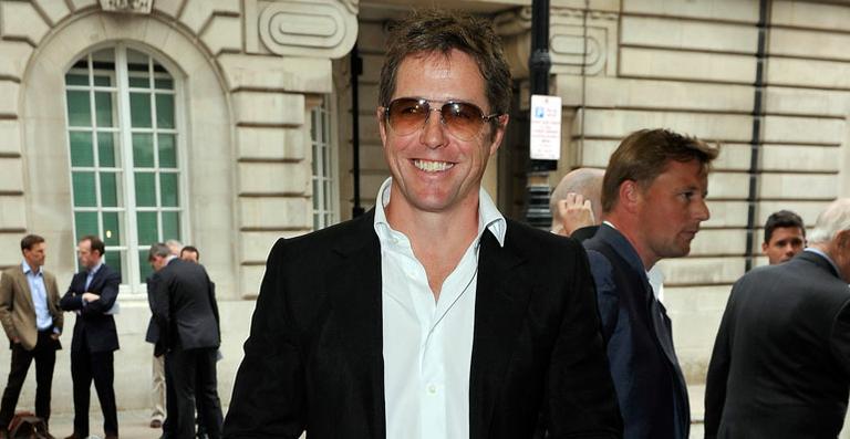 Hugh Grant se torna papai pela primeira vez de uma menina