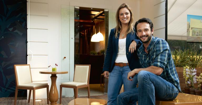 Rodrigo Santoro confere estreia da irmã na Casa Cor Rio