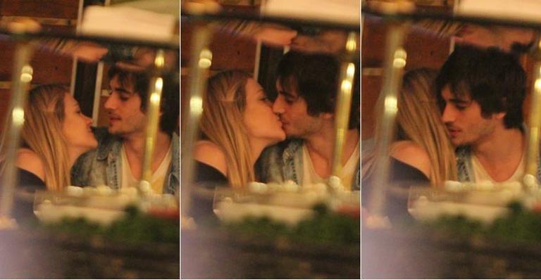 Fiuk e Natália em clima de romance durante passeio no Rio