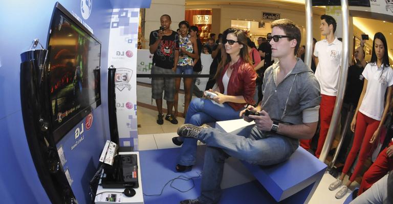 Famosos jogam game 3D em campeonato na capital paulista