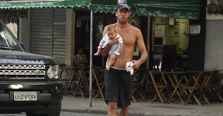 Namorado de Priscila Fantin passeia com o filho do casal no Rio