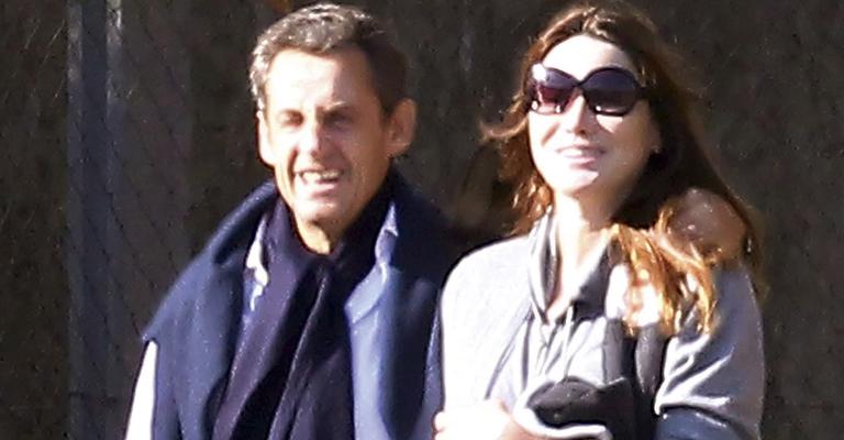 Carla Bruni e Sarkozy passeiam com a filha em Versalhes