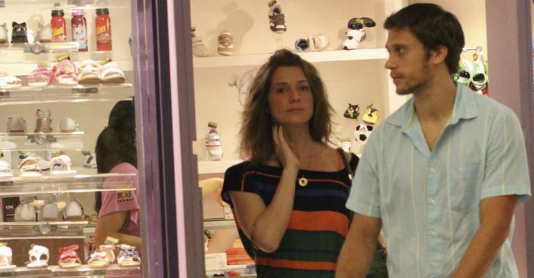 Letícia Spiller faz compras com Lucas e a filha Stella